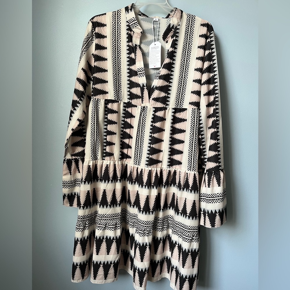 Dress, black/pink, flowy, bell sleeves